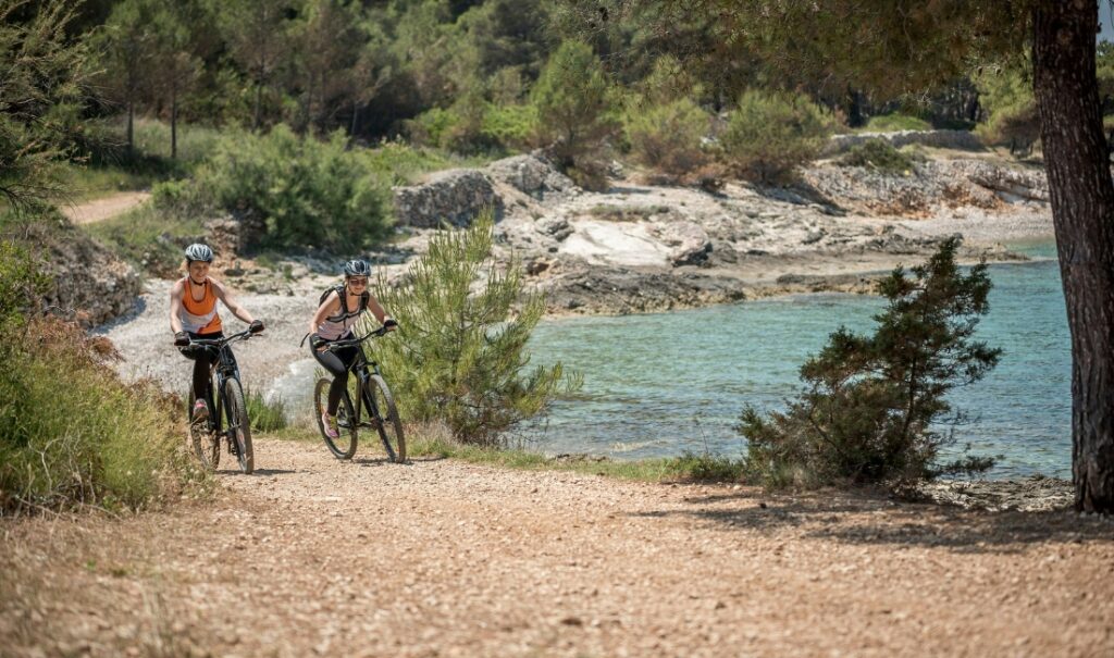 cycling the lake jindabyne shared path