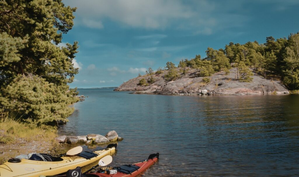 kayaking on lake jindabyne